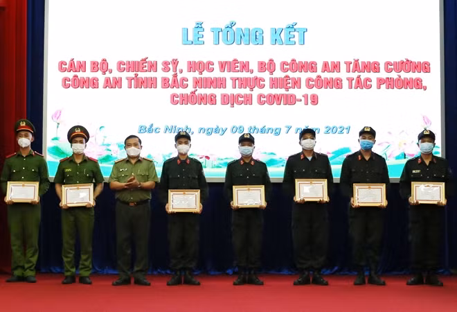 Đại tá Nguyễn Hữu Hưng, Phó Giám đốc Công an Bắc Ninh trao Giấy khen của Công an tỉnh tặng các đồng chí có thành tích xuất sắc