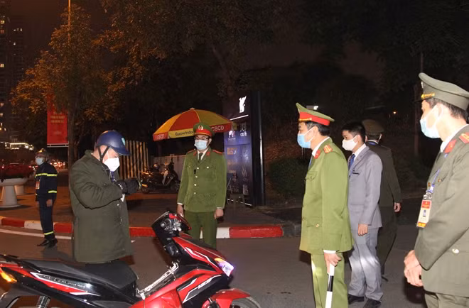 Lực lượng chức năng kiểm tra an ninh khách ra vào nơi có đại biểu lưu trú