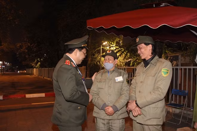 Giám đốc Công an TP Hà Nội động viên các cán bộ tổ dân phố tham gia ứng trực bảo vệ Đại hội