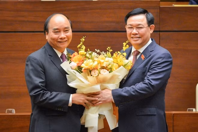 Chủ tịch Quốc hội Vương Đình Huệ tặng hoa chúc mừng Thủ tướng Nguyễn Xuân Phúc hoàn thành xuất sắc nhiệm vụ nhiệm kỳ Thủ tướng
