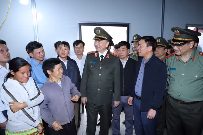 Bộ trưởng Tô Lâm với người dân huyện Mường Lát