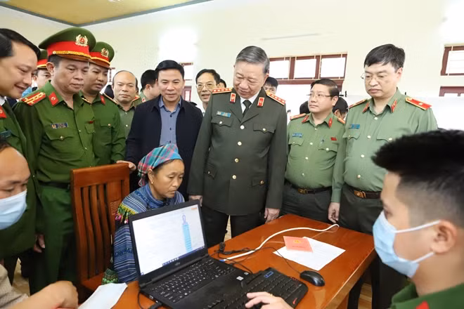 Bộ trưởng Tô Lâm và các đồng chí lãnh đạo kiểm tra công tác cấp căn cước công dân gắn chíp điện tử tại bản Khằm II xã Trung Lý, huyện Mường Lát.