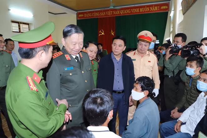 Bộ trưởng Tô Lâm nói chuyện, động viên người dân ở huyện Mường Lát.