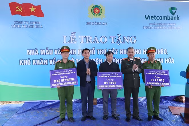 Bộ trưởng Tô Lâm tặng ô tô cho Công an huyện Mường Lát; tặng tivi cho UBND xã Mường Lý và tặng máy vi tính cho Công an xã Mường Lý.