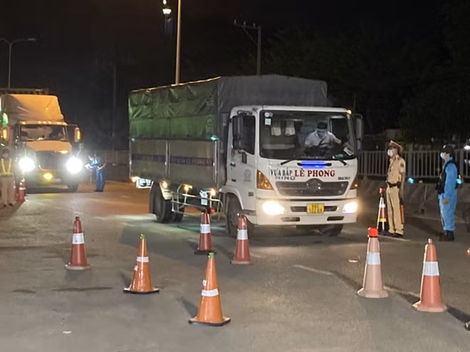 CSGT bám chốt phòng, chống dịch COVID -19, hướng dẫn lái xe chở hàng hoá đi lại an toàn