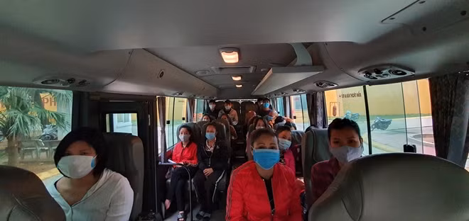 Trại giam Hoàng Tiến tổ chức đưa các phạm nhân được giảm hết thời hạn thi hành án ra bến xe để về quê