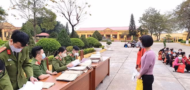 Cán bộ Trại giam Hoàng Tiến làm thủ tục cho các phạm nhân hết án để họ về nhà