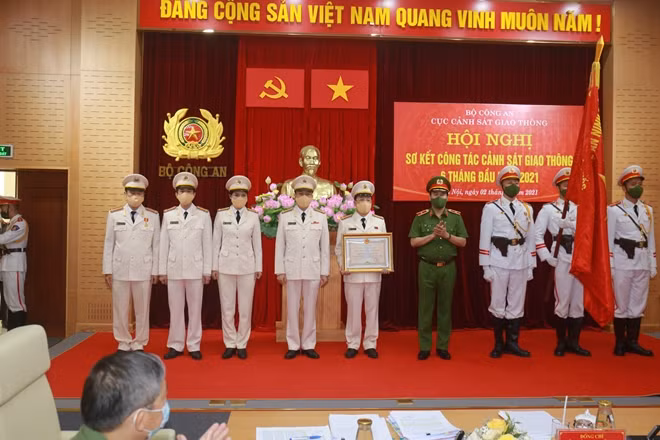 Thừa uỷ quyền của Chủ tịch nước, Thứ trưởng Lê Quốc Hùng trao Bằng Huân chương Bảo vệ Tổ quốc hạng Nhì tặng Phòng hướng dẫn TTKS và đấu tranh phòng chống tội phạm trên đường thuỷ nội địa