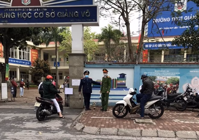 Lực lượng Công an đảm bảo ANTT, ATGT trước cổng trường