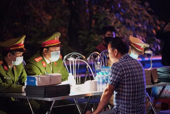 Lực lượng chức năng kiểm tra ma tuý đối với lái xe