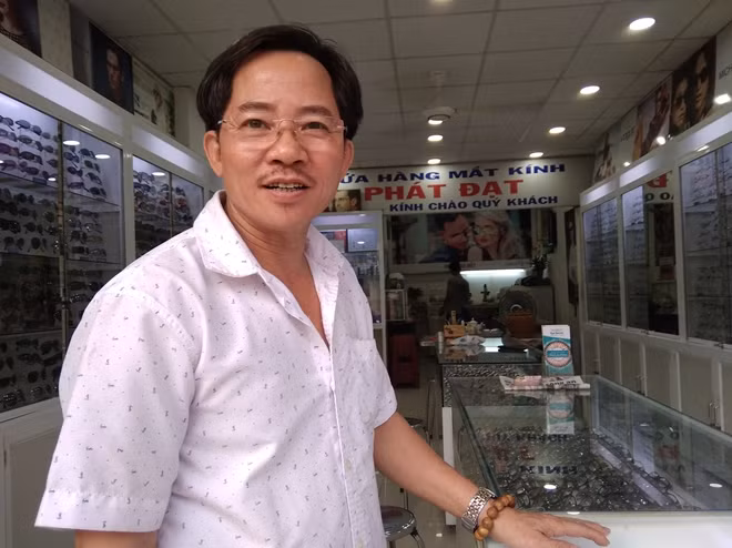 Ông Đoàn, người đã xông vào tước tấm kính và khống chế đối tượng