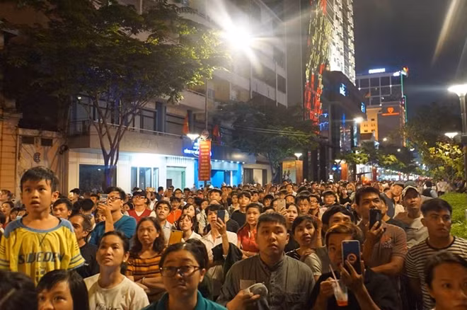 Người dân Thành phố Hồ Chí Minh đến từ rất sớm để chờ màn bắn pháo hoa chào mừng Quốc kháng 2-9
