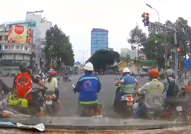 Hình ảnh nạn nhân bị tên cướp kéo lê trên đường được camera hành trình của xe ô tô ghi lại