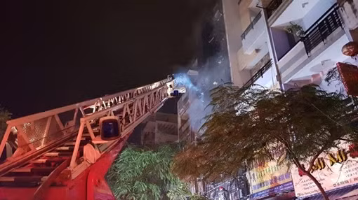 Hàng trăm Cảnh sát PCCC dập lửa ở Chợ Lớn
