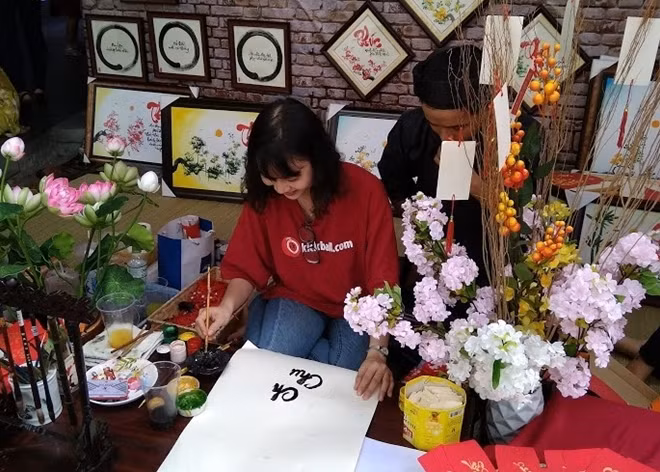 Một bạn trẻ tập làm...thầy đồ cho chữ
