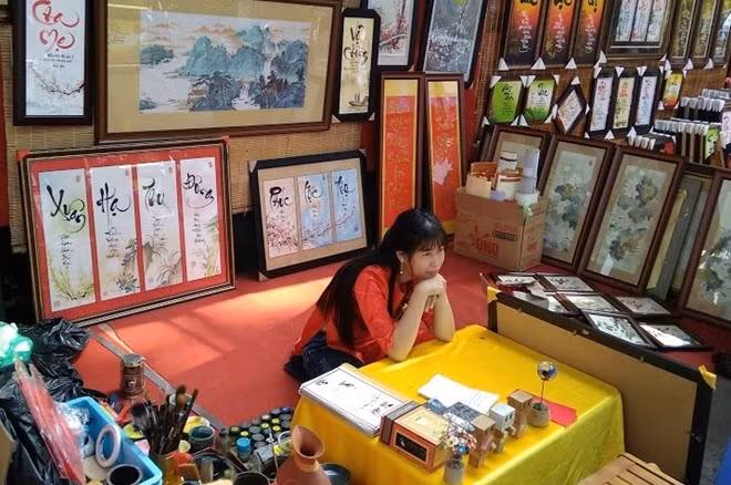 "Bà đồ" chờ người xin chữ