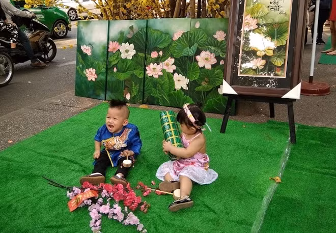 Thích thú khi cùng ba mẹ đến phố ông đồ