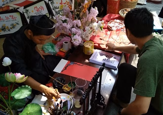 Dù chưa chính thức khai trương nhưng rất nhiều người đến đây xin chữ