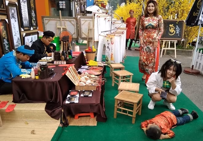 Một em bé sau khi dạo cùng ba mẹ đã nằm vật xuống đường...nghỉ mệt