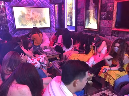 Kiểm tra nhà hàng, phát hiện 64 nữ tiếp viên ăn mặc "mát mẻ"