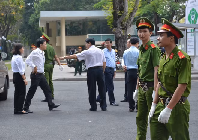 Các cán bộ chiến sĩ ngoài việc hướng dẫn các đoàn và người dân đến viếng còn giữ gìn an ninh trật tự tại khu vực này