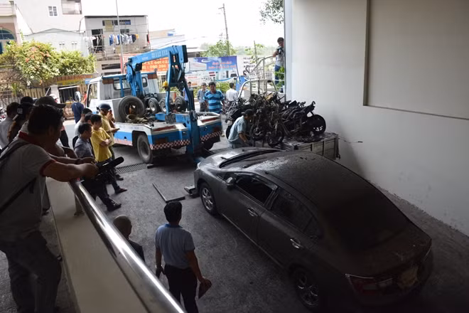 Một chiếc xe hơi được đưa ra khỏi hầm