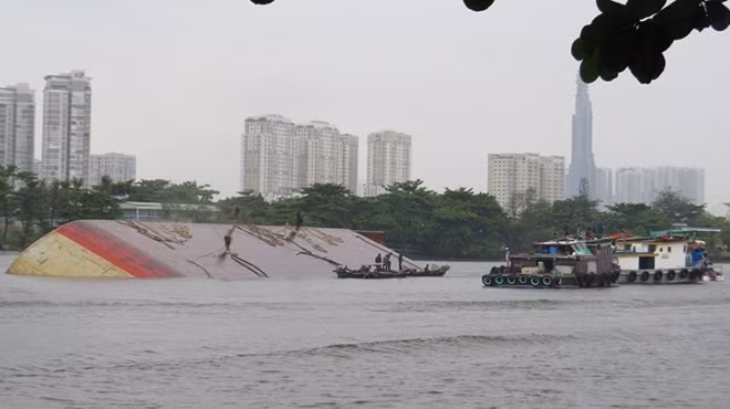 Chiếc sà lan này được cho là bị nạn tại Bình Dương, chủ sà lan tự ý đẩy chiếc sà lan vào TP Hồ Chí Minh trục vớt mà không báo với cơ quan chức năng