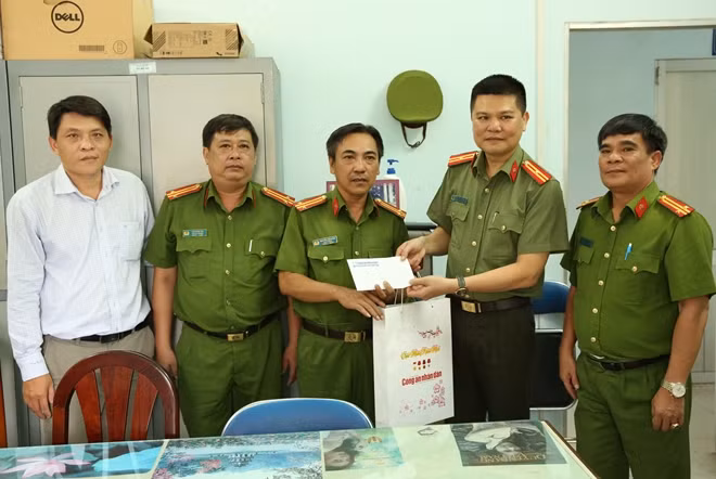 Thiếu tá Nguyễn Văn Bình trao quà cho Trung tá Nguyễn Văn Dũng
