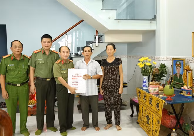 Đại tá Trần Kim Thẩm hỏi thăm, chia sẻ cùng gia đình liệt sĩ, Đại úy Phạm Phi Long.