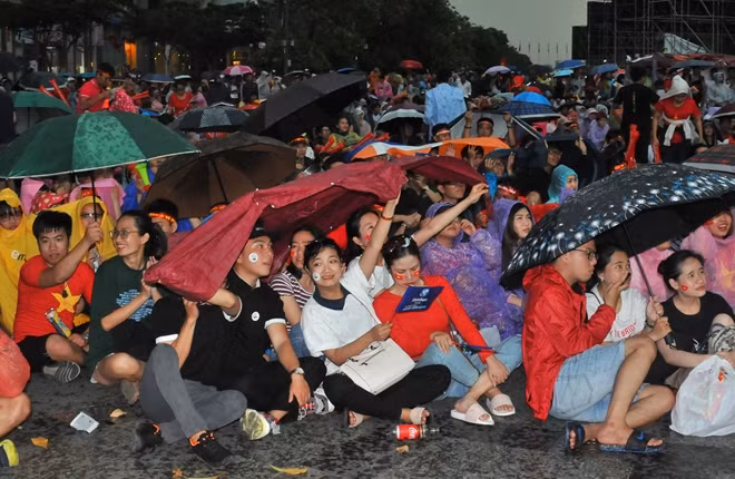 Trời đổ mưa lớn nhưng các cổ động viên nhiệt thành không rời vị trí