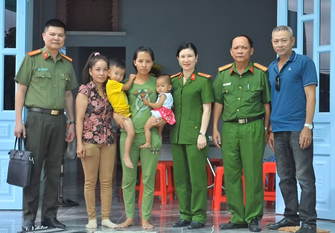 Vợ Liệt sĩ, Đại úy Phạm Phi Long chụp hình kỷ niệm cùng đoàn công tác