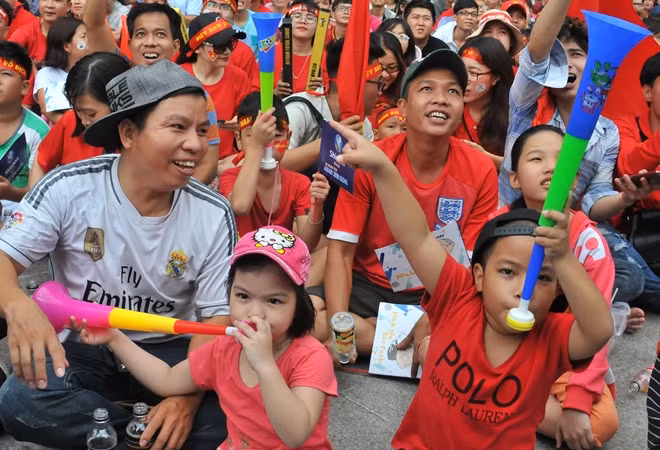 Cổ động viên nhí theo cha mẹ đến phố đi bộ Nguyễn Huệ cổ vũ Olympic Việt Nam
