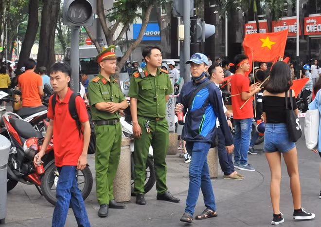 TRước khi trận đấu diễn ra, các đơn vị chức năng đã có mặt tại hiện trường đảm bảo an ninh trật tự trên phố đi bộ Nguyễn Huệ