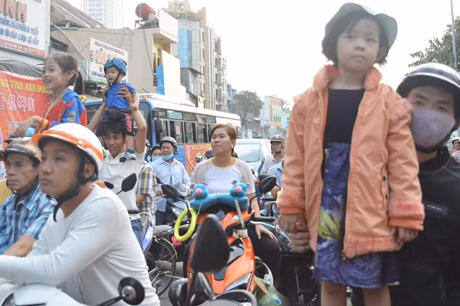 Tiếng "cắc tùng, cắc tùng tùng" của các đoàn lân rồng khiến trẻ nhỏ háo hức, nhất là trong những ngày tết, trẻ nhỏ thường bắt cha mẹ dừng lại để mình được nhìn những chú lân.