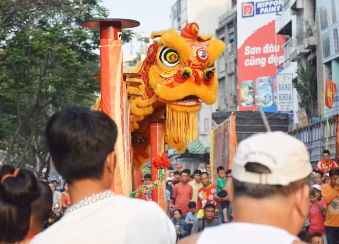 Một chú lân đang biểu diễn trên thung