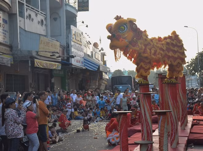 Múa lân thu hút đông đảo người xem vào dịp Tết