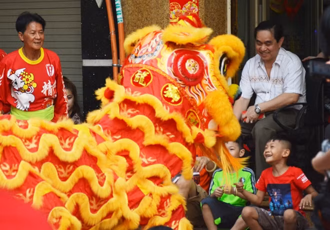 Màu sắc sặc sỡ của những chú lân, cái nháy mắt, há miệng tinh quái khiến trẻ nhỏ thích thú
