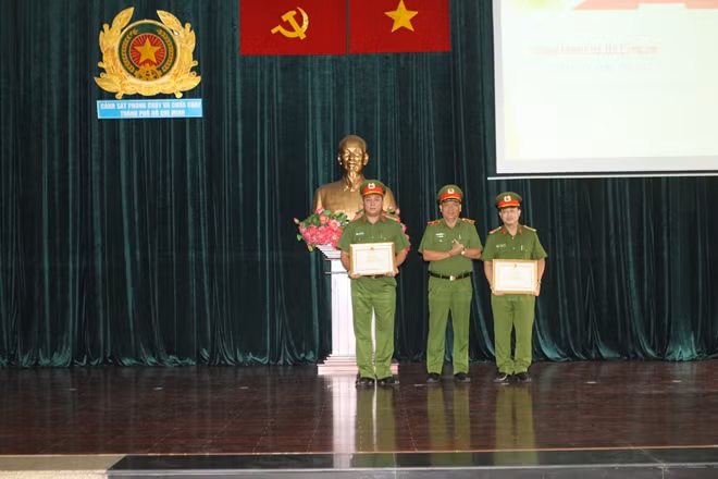 Trao thưởng cho Tập thể, cá nhân có thành tích xuất sắc trong 5 năm thực hiện phong trào “CAND học tập, thực hiện Sáu điều Bác Hồ dạy” giai đoạn 2013 - 2018