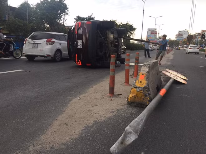 Hiện trường vụ lật xe