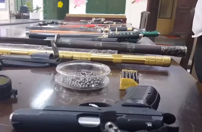 Súng bắn đạn bi...trong kho của đối tượng