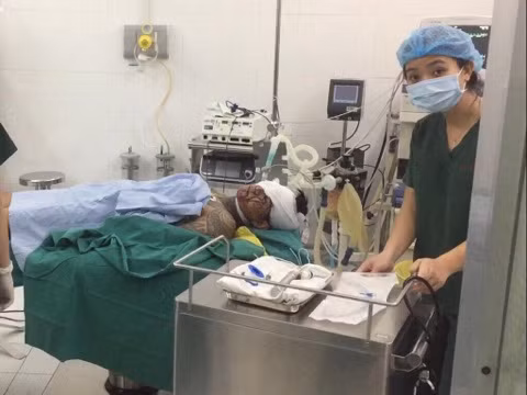 Một trong 3 người bị thương đang cấp cứu trong bệnh viện