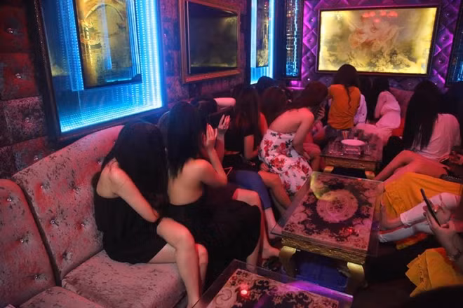 Các phòng karaoke không phép trong nhà hàng luôn có tiếp viên ăn mặc mát mẻ phục vụ khách