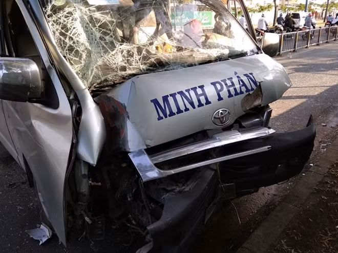 Phần đầu xe khách biến dạng