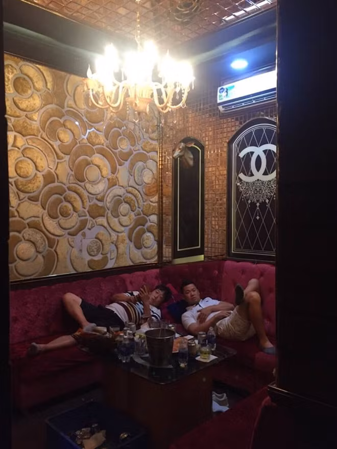 Một phòng Vip chỉ có khách còn nhân viên đã trốn lên sân thượng