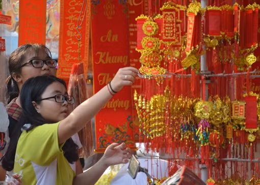 Đường Hải Thượng Lãn Ông nườm nượp khách mua đồ trang trí Tết