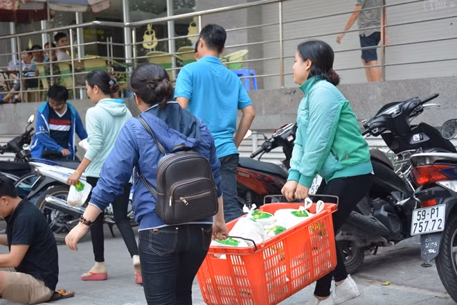Không chỉ phát tại chỗ, những người mang cơm hộp đến từng cư dân