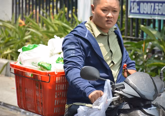 Cơm hộp liên tục được chở đến