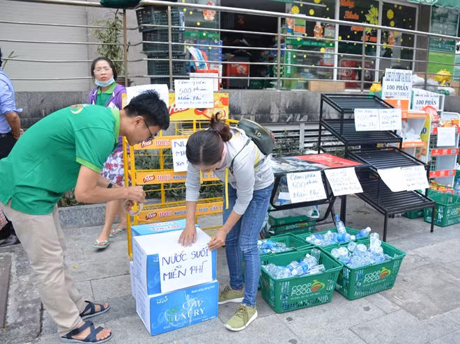 Nước suối miễn phí