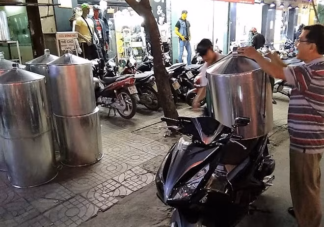 Tại khu chợ này ngoài lá dong còn có cả các nồi lớn được bán để nấu bánh
