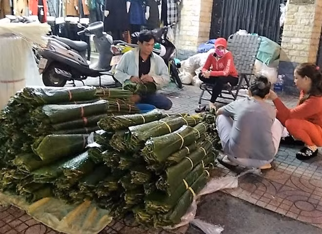 Nồi bánh chưng đỏ lửa chờ đón giao thừa vẫn được nhiều người thực hiện để gia đình con cháu vui vẻ xum vầy hàn huyên tâm sự